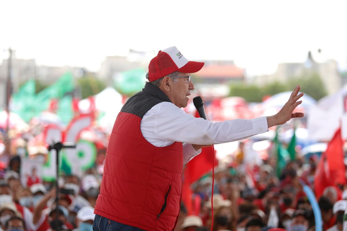 Ante una gran cantidad de simpatizantes reunidos en el Deportivo Herreros el candidato a alcalde priista Jesús Tolentino Román cerro campaña
