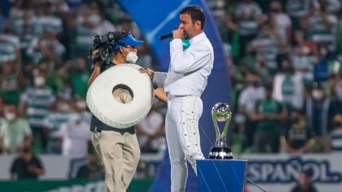Castigarían a cantante que cambió letra del himno mexicano antes de juego de futbol