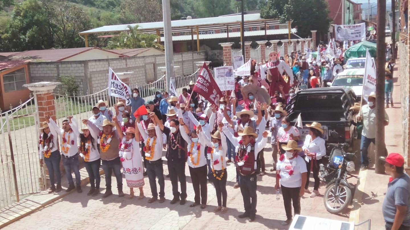 Un millar de personas dieron su respaldo en el cierre de campaña de Abel Campos y Masedonio Mendoza 