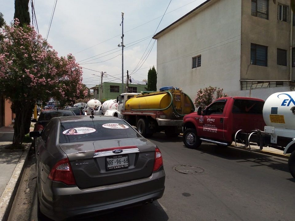 Líder de pipas de gas y agua bloquea calle Leandro Valle y Zapata