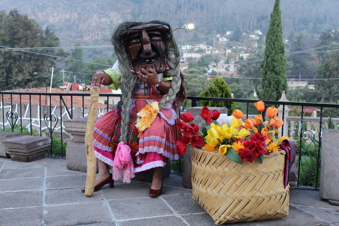  Crean  mexiquenses máscaras de xhitas  para celebrar el jueves de Corpus 
