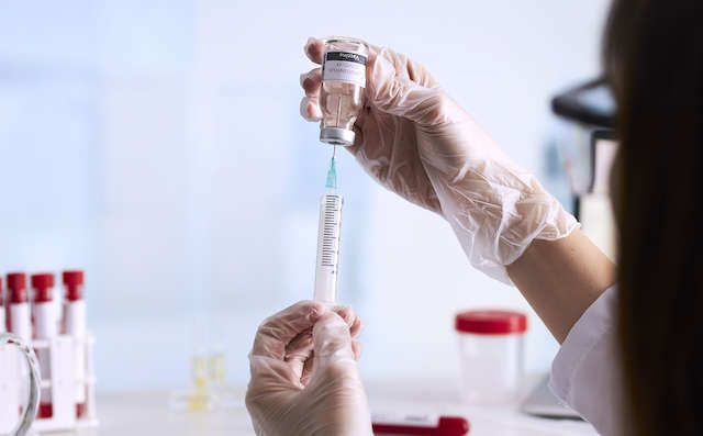 Vacuna de Pfizer genera menos anticuerpos ante variante india: investigación