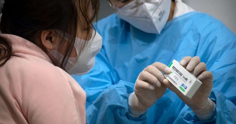 China aprueba uso de emergencia de primera vacuna en aerosol; es de CanSino