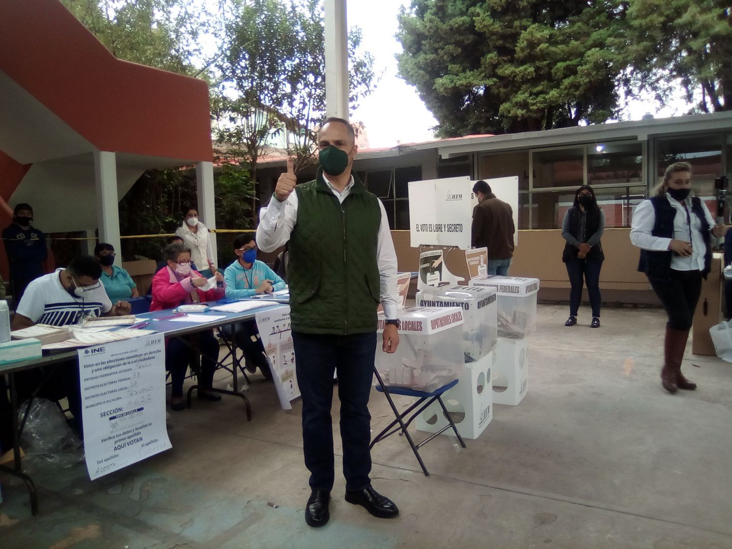 Emite su voto Jesús Cuanalo en San Sebastián Texcoco