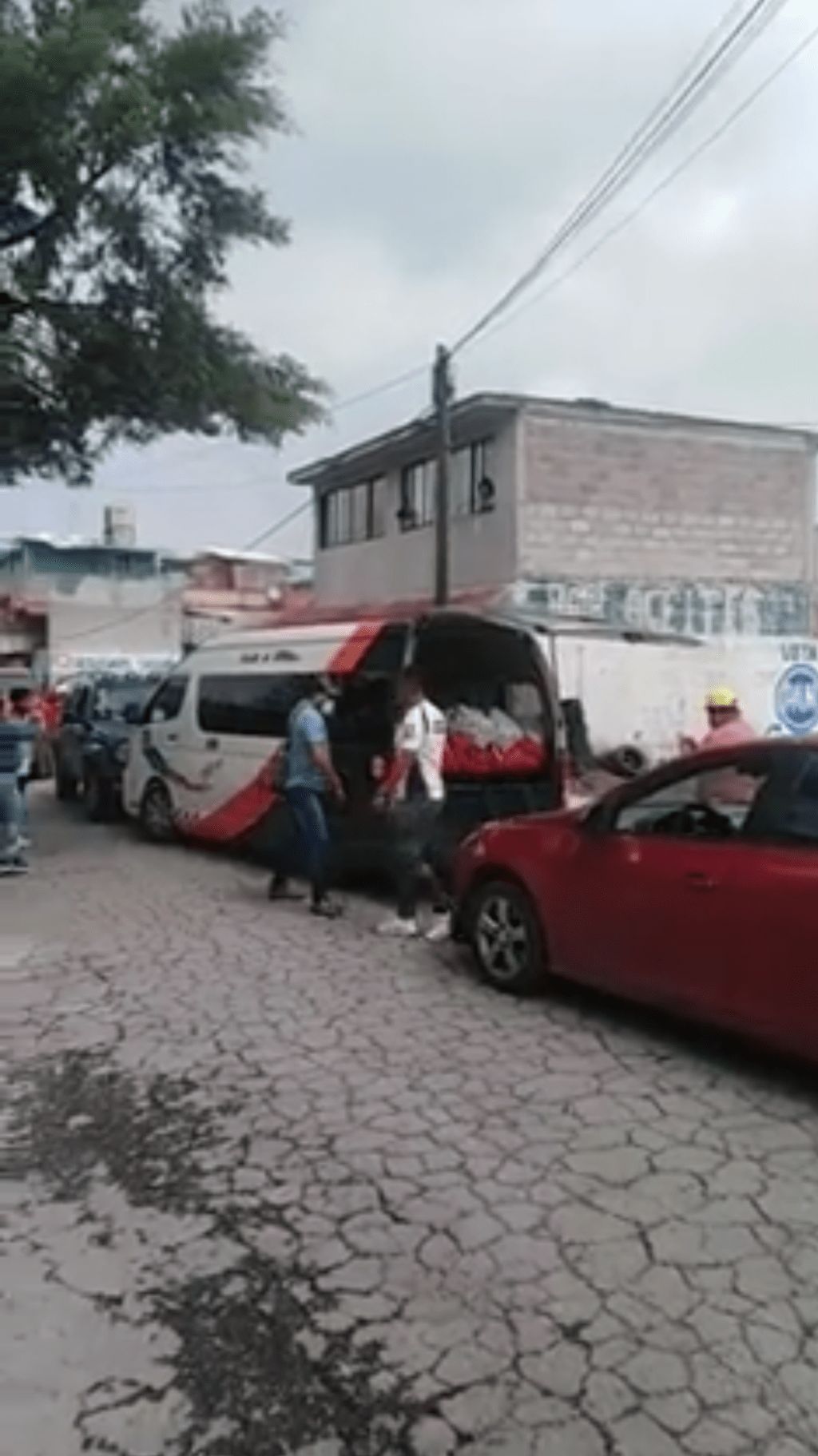 Unidad del transporte público en Teotihuacán es retenida por vecinos al descubrir que presuntamente transportaba despensas del PRI  