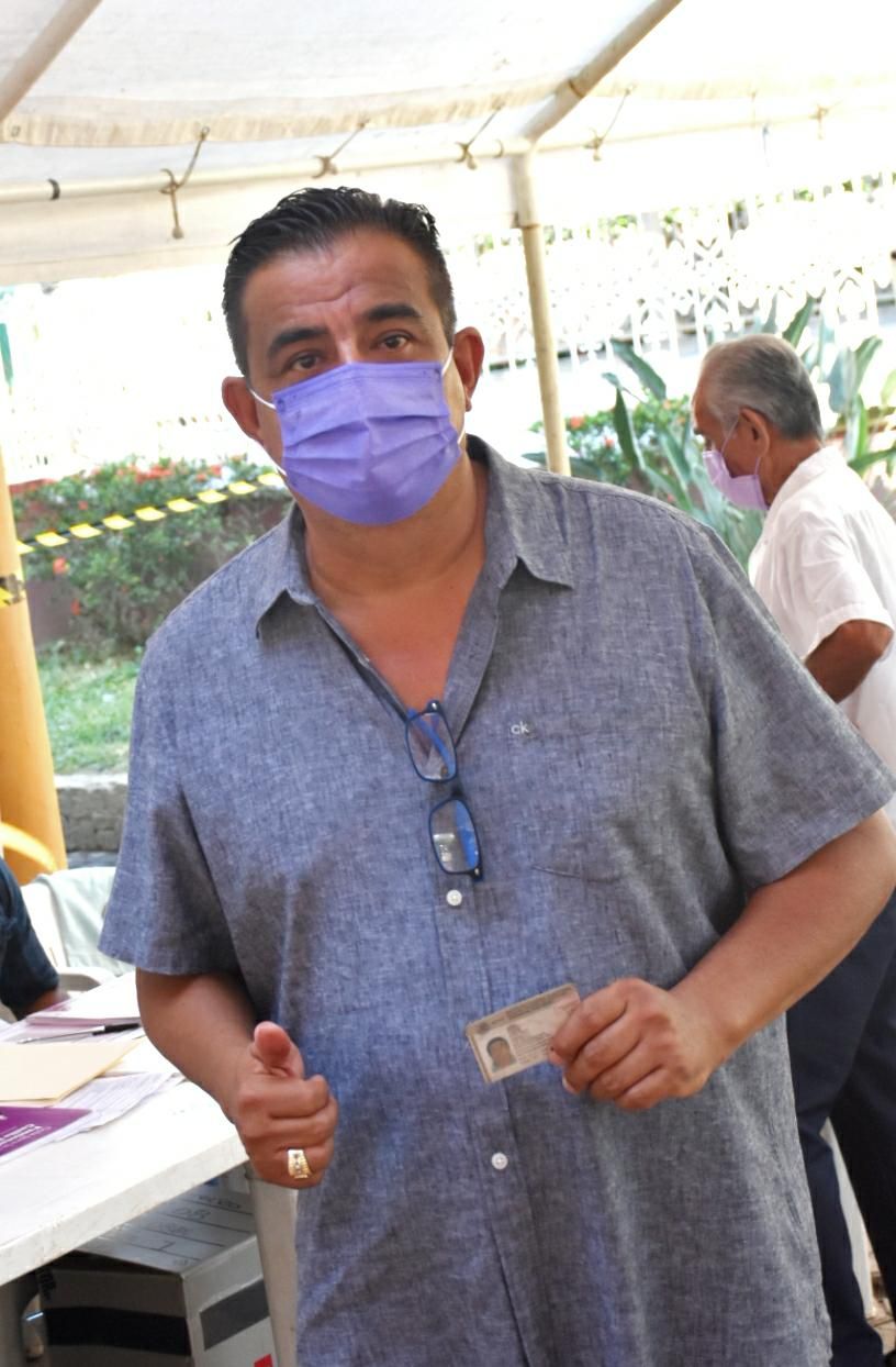 Ejerciendo su voto el candidato de Morena por el distrito 8 local Marco Tulio Sanchez
