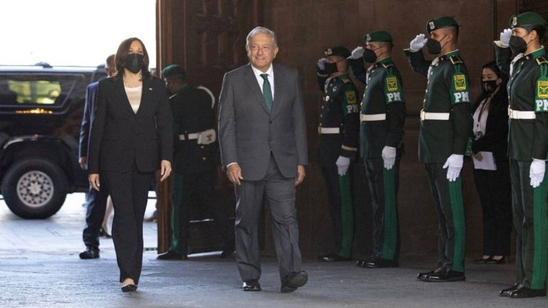’¡Mucho gusto!’: AMLO recibe en Palacio Nacional a Kamala Harris
