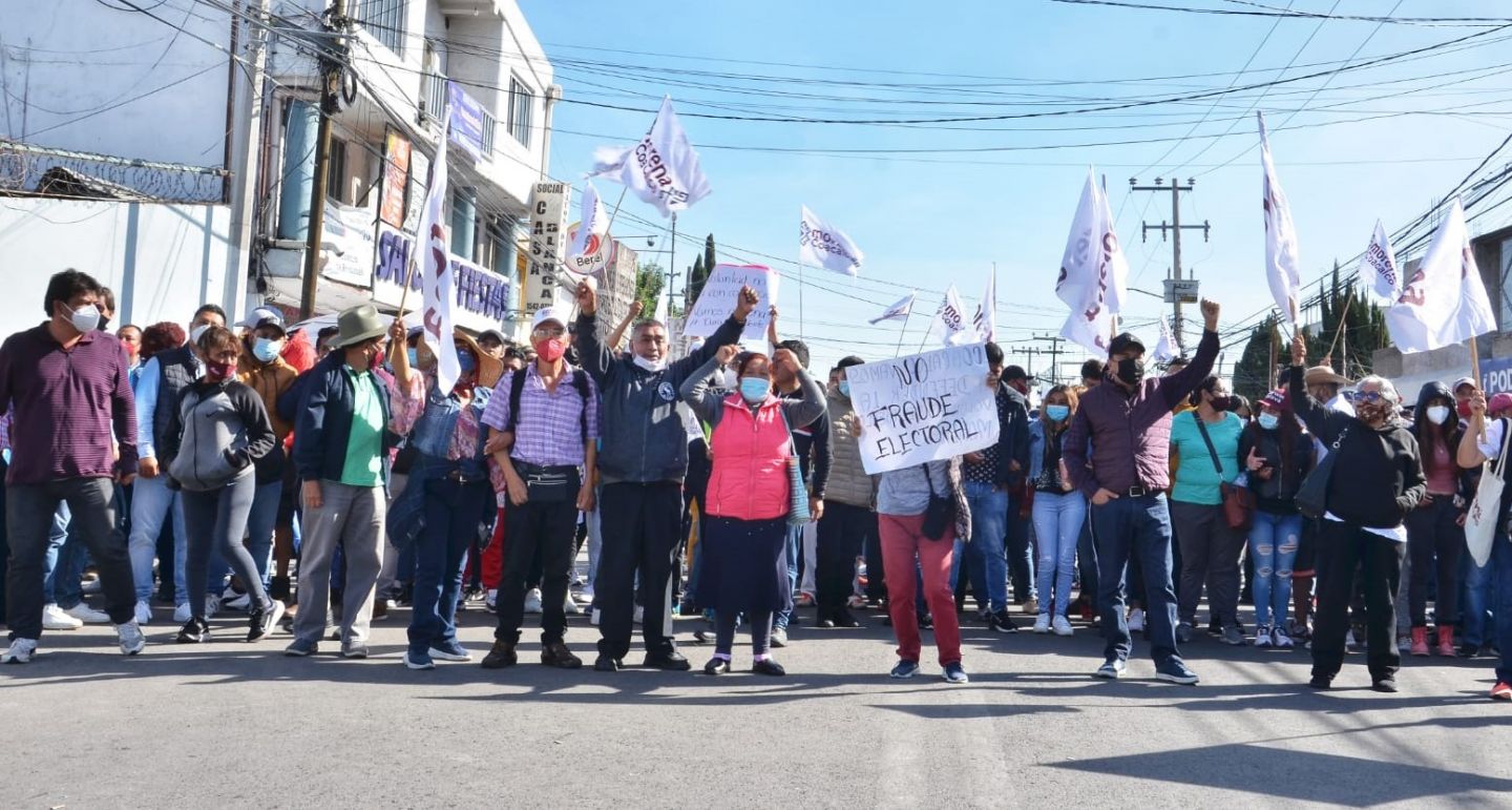Simpatizantes de Morena exigen a los funcionarios de la Junta Municipal Electoral de Coacalco recuento de votos