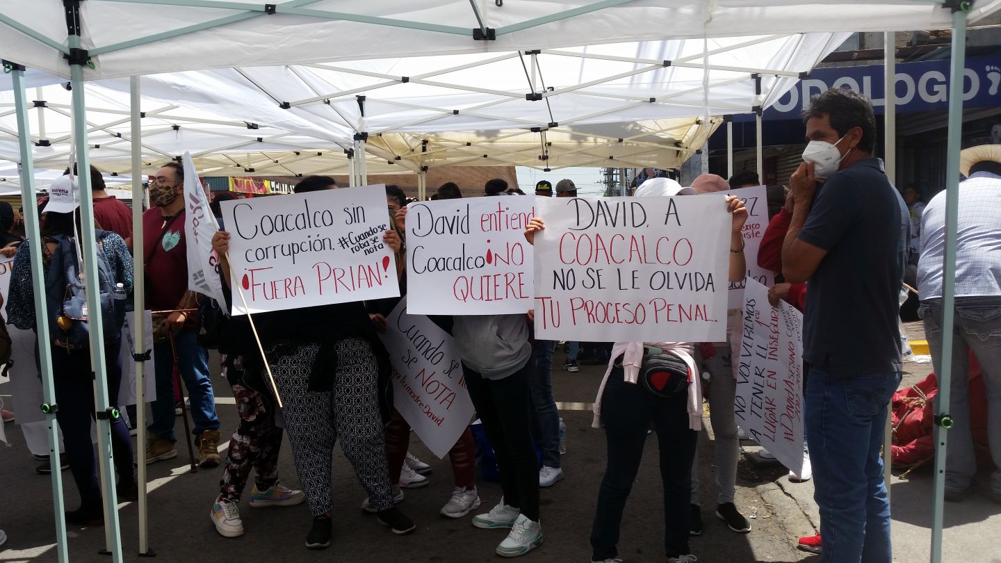 Protestan militantes de Morena en las instalaciones del IEEM en Coacalco