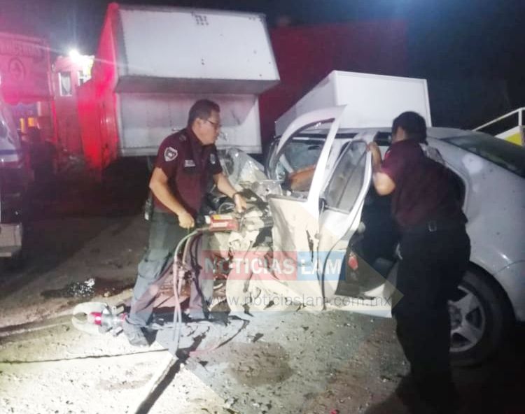 Choque entre vehículo particular y un camión deja a un herido sobre la Texcoco-lechería