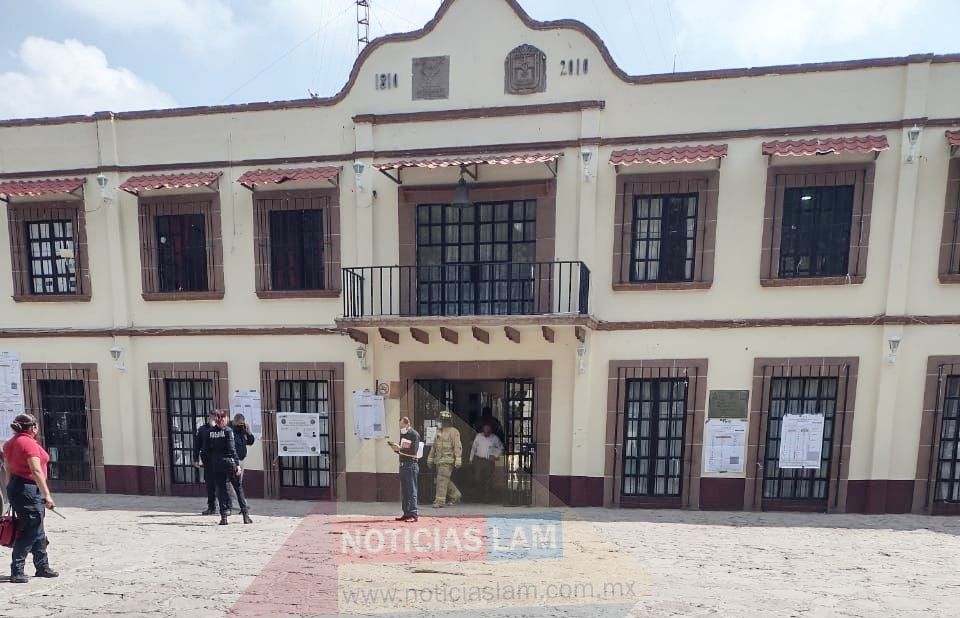 Desalojan palacio municipal de Tepetlaoxtoc, casa de cultura, DIF y museo por amenaza de bomba