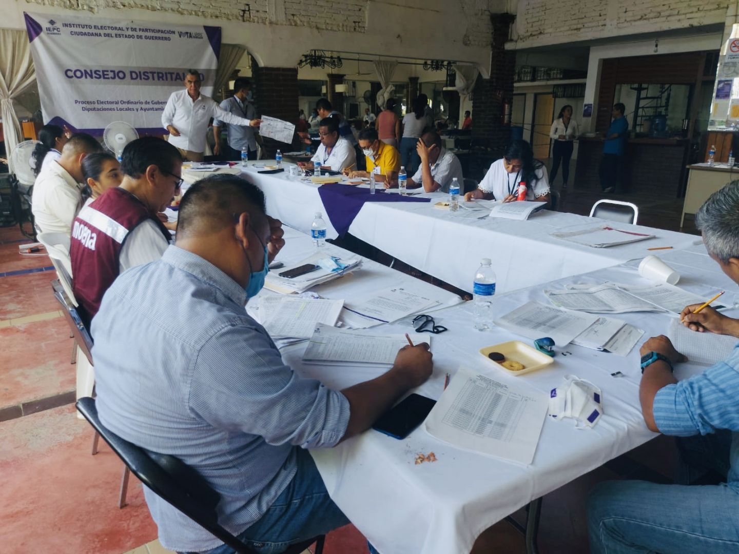 Retoman funcionarios recuento de votos en décimo consejo distrital electoral en Tecpan