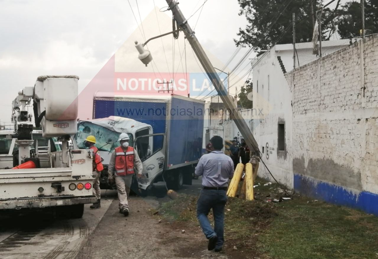 Camión chocó contra un poste de luz y deja sin energía eléctrica a una  comunidad en la Texcoco-Calpulalpan