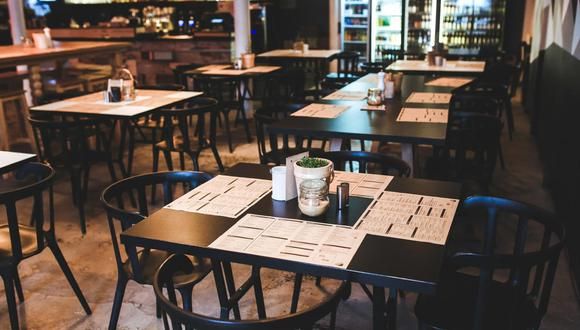 Influencer trata de comer gratis en un restaurante y los dueños le dan una respuesta que se vuelve viral
