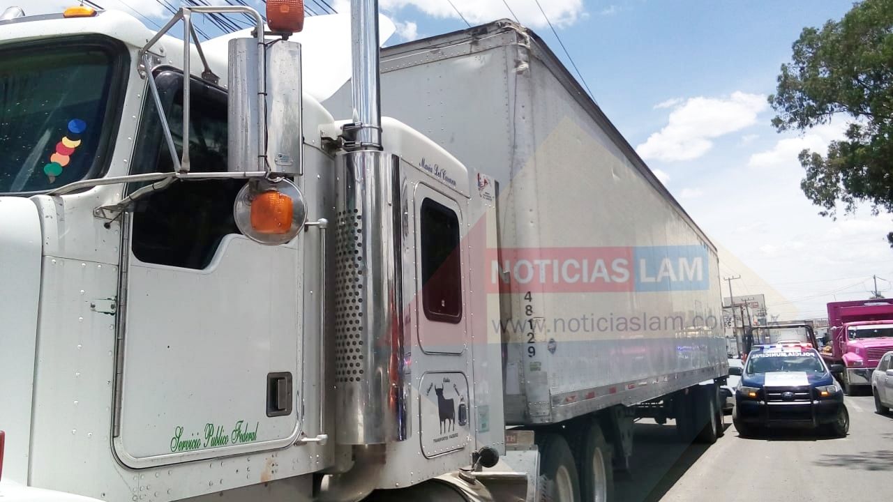 Chofer de tráiler es baleado tras oponerse a un presunto asalto en la Texcoco-Lechería