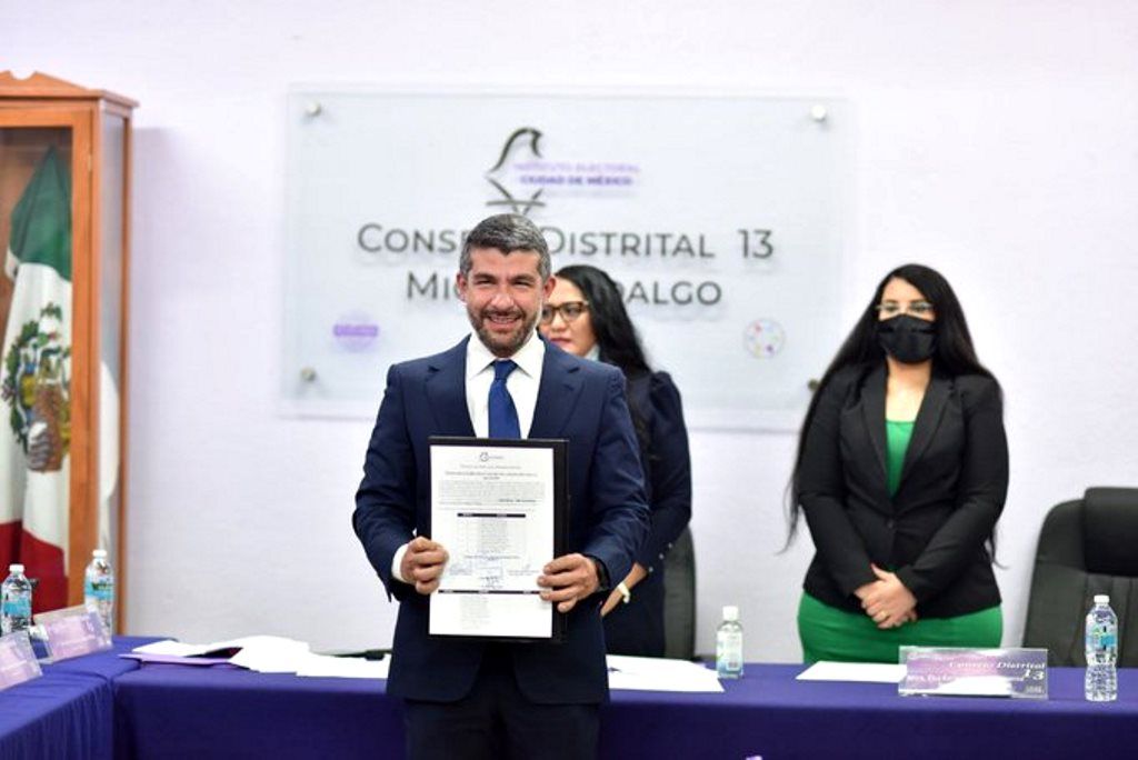 Mauricio Tabe recibe constancia de mayoría como alcalde de Miguel Hidalgo