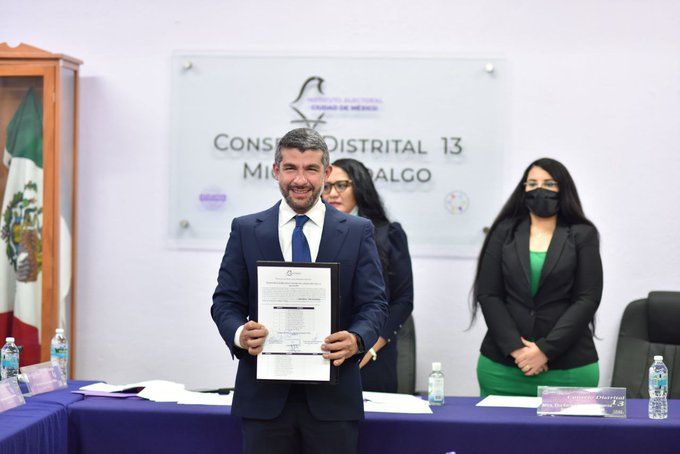 Mauricio Tabe Echartea recibe constancia de mayoria como alcalde de Miguel Hidaldo

