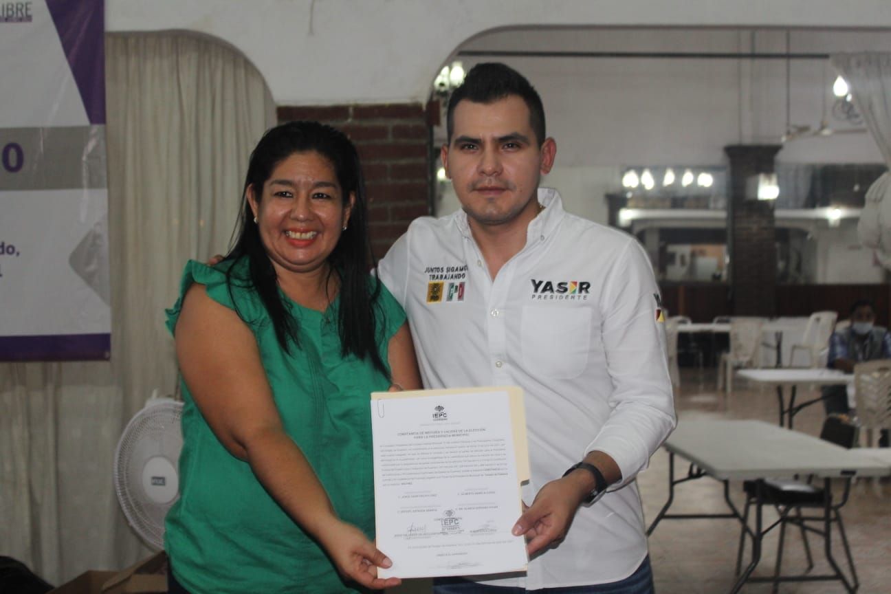 Recibe Yasir su constancia de mayoría como alcalde reelecto de Tecpan 

