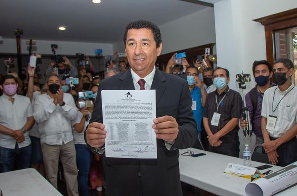 Recibe Mario López constancia de mayoría como Presidente
Municipal Reelecto; su triunfo fue contundente con 108,160 votos