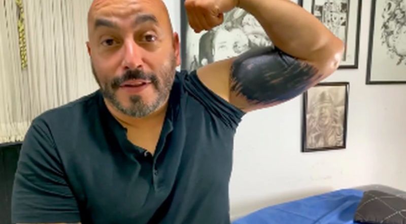 Lupillo Rivera presume tatuaje con el que cubrió la cara de Belinda