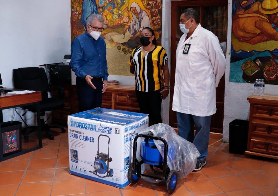 El gobierno de Taxco apoya al Hospital General ’Adolfo Prieto’ con la entrega de una máquina destapa drenajes 
