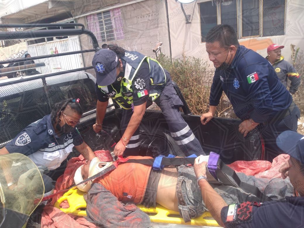 Policía de Chimalhuacán rescata a persona que resbaló a una barranca