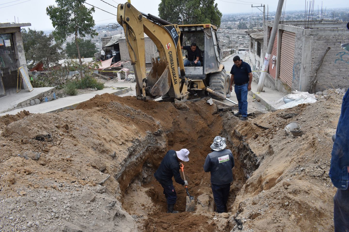 
En Chimalhuacan rehabilitamos drenaje en Ejido de Santa María
