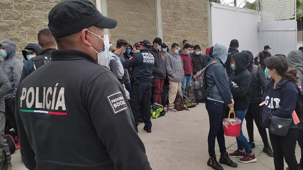 Policía de #Ecatepec rescata y resguarda a #74 migrantes centroamericanos; detienen a 3 #traficantes de personas 