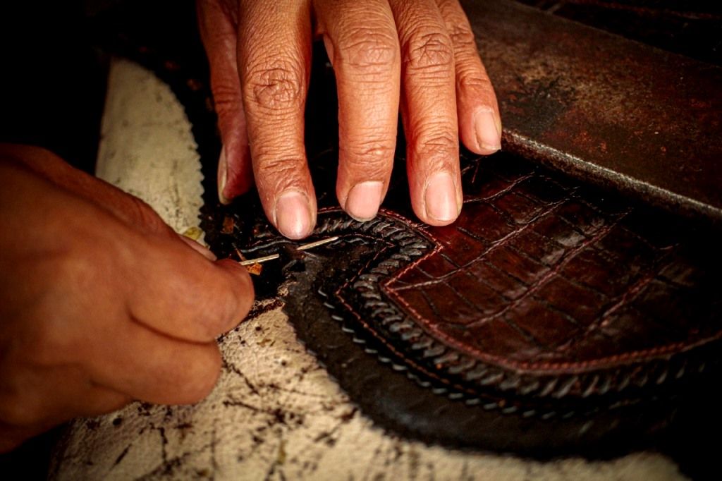 Trabajan artesanas y artesanos mexiquenses la talabartería y peleteria