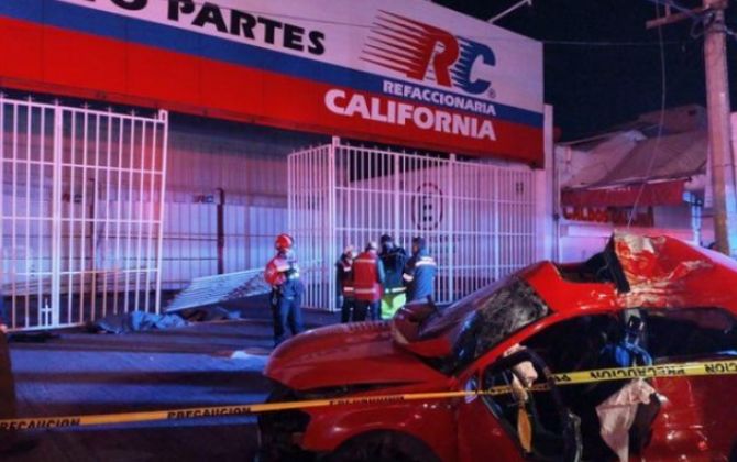 En Ecatepec el presunto exceso de alcohol y de velocidad un joven pierde el control de su auto y se estampa con un poste hasta hoy  hay 4 muertos y unos seis heridos