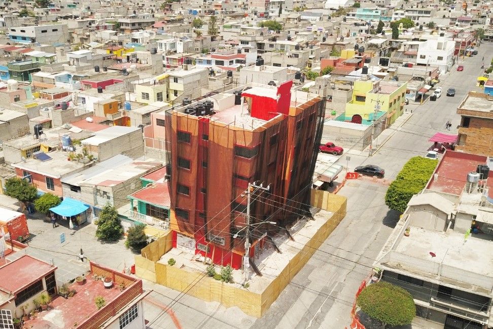 Juez federal avala demolición de edificio inclinado por parte del gobierno de Ecatepec