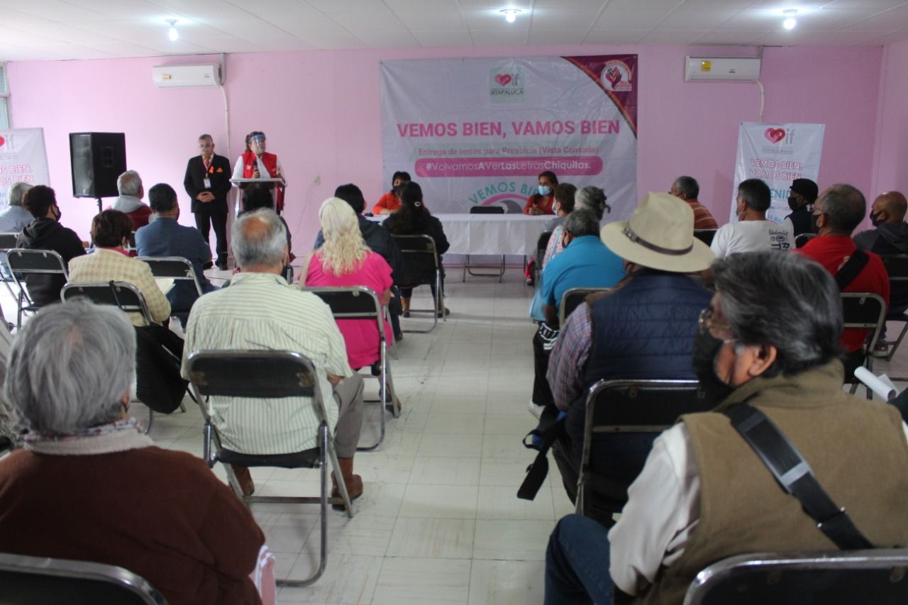 #Personas adultas mayores reciben lentes en Ixtapaluca
