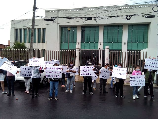 En La Paz un grupo de mujeres se plantan en el Penal Neza-Bordo exigiendo justicia por asesinato de una líder de la basura