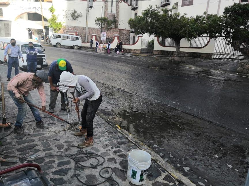 Continúan los trabajos de rehabilitación para solucionar los problemas sanitarios en la avenida de Los Plateros
