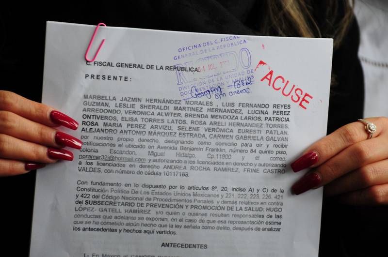 Madres y padres de niños con cáncer denuncian ante FGR a López-Gatell por genocidio.