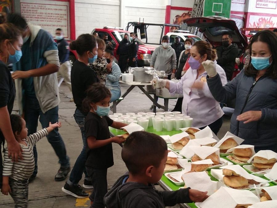 Gobierno de Texcoco brinda apoyo humanitario a grupo de migrantes asegurados en la Texcoco-Veracruz 