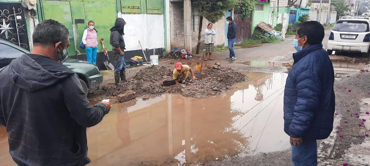 La Delegación Antorchista de Potrero del Rey, atiende reparación de fuga de agua en Calle Tulipanes.