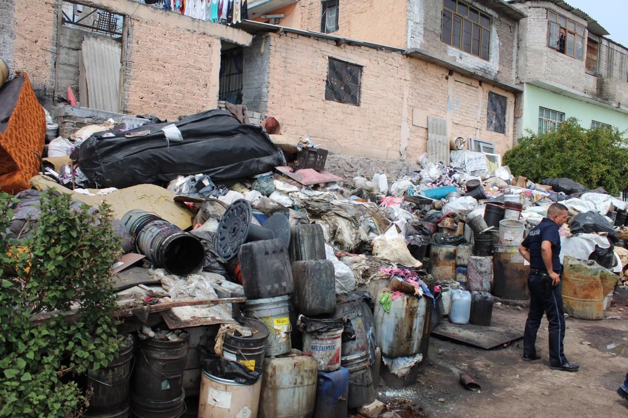 Autoridades de Ecatepec desmantelan tiradero de residuos peligrosos; hay un detenido