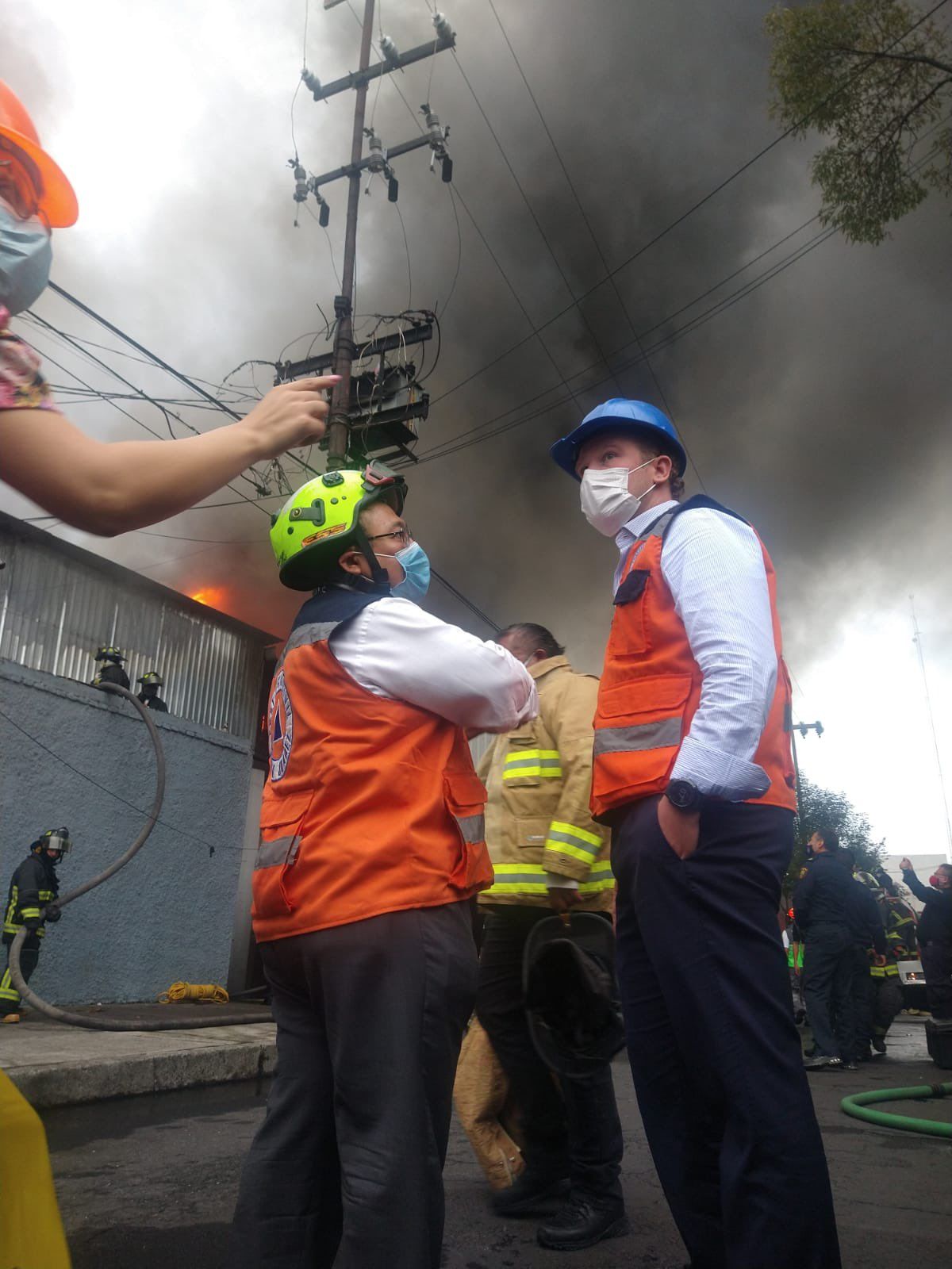 Fuerte incendio alcaldía en Benito Juarez; desalojan casas y edificios cercanos