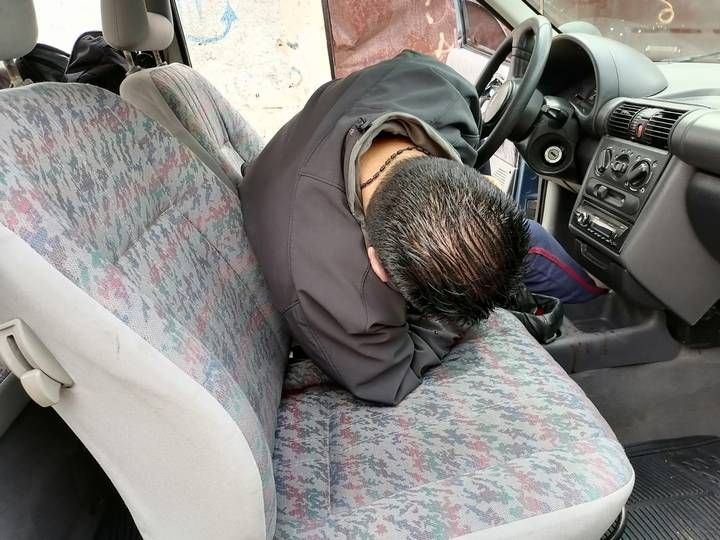 
En Huixquilucan policía aparece en el interior de su automóvil sin vida, al parecer fue sacrificado a puñaladas.
