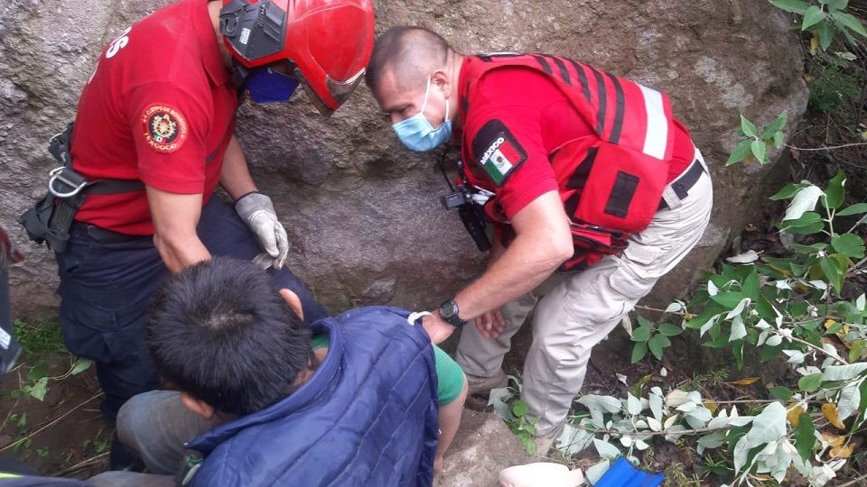 Protección Civil y Bomberos rescatan con vida a masculino en Texcoco
