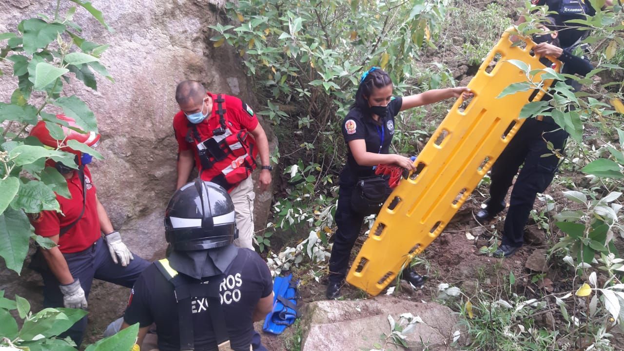 Elementos de protección civil y bomberos rescatan con vida a masculino que cayó desde unas peñas en San Jerónimo Amanalco en Texcoco
