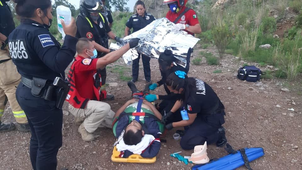 Protección civil y bomberos rescatan con vida a masculino que
cayó desde unas peñas en San Jerónimo Amanalco en Texcoco