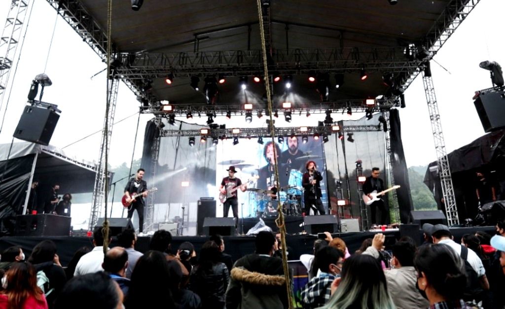 Prenden los Daniels en el Festival de Las Luciérnagas durante su concierto 