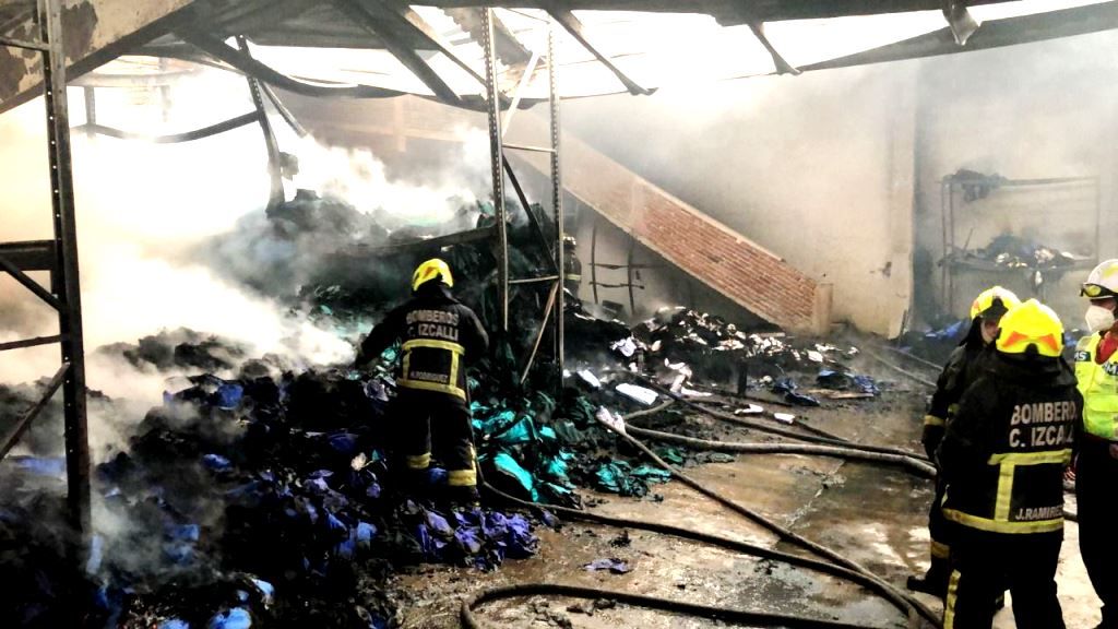 Controlado el incendio en fábrica de colchones y confección de ropa en Tultitlán