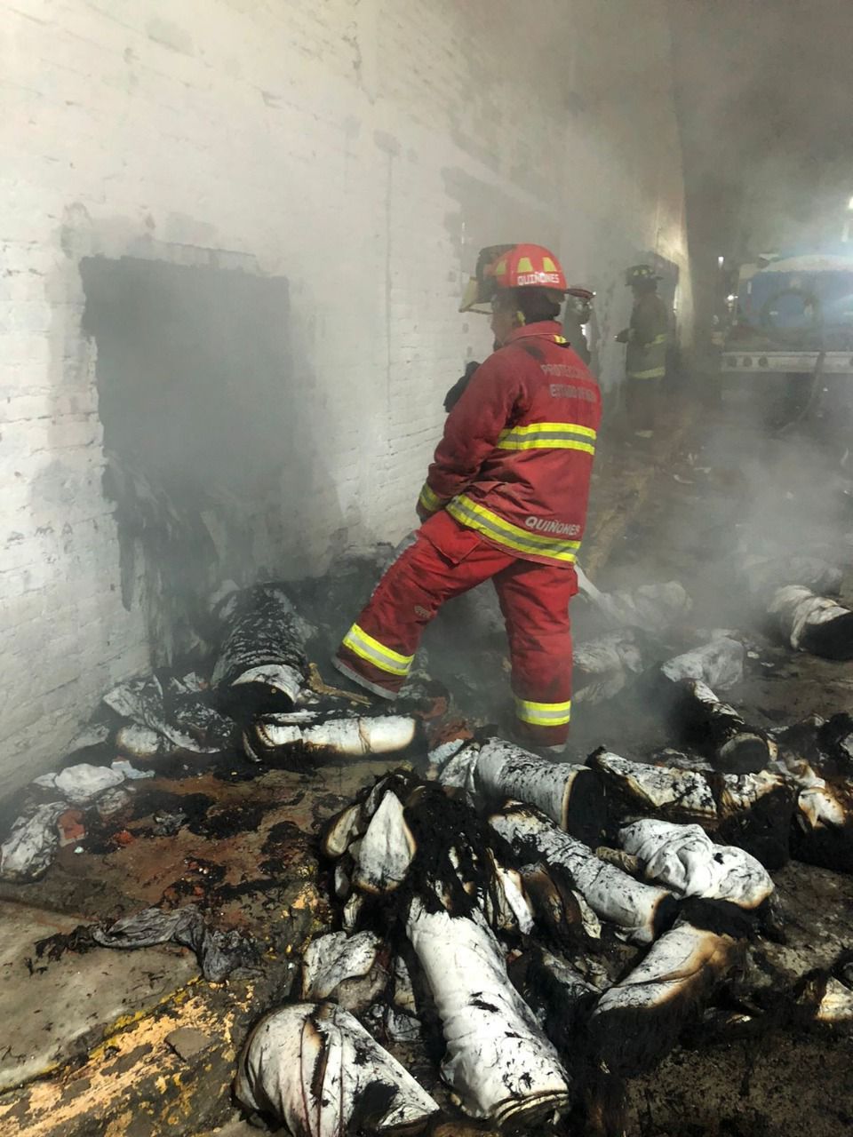 Controlan incendio en fábrica de colchones y confección de ropa en Tultitlán