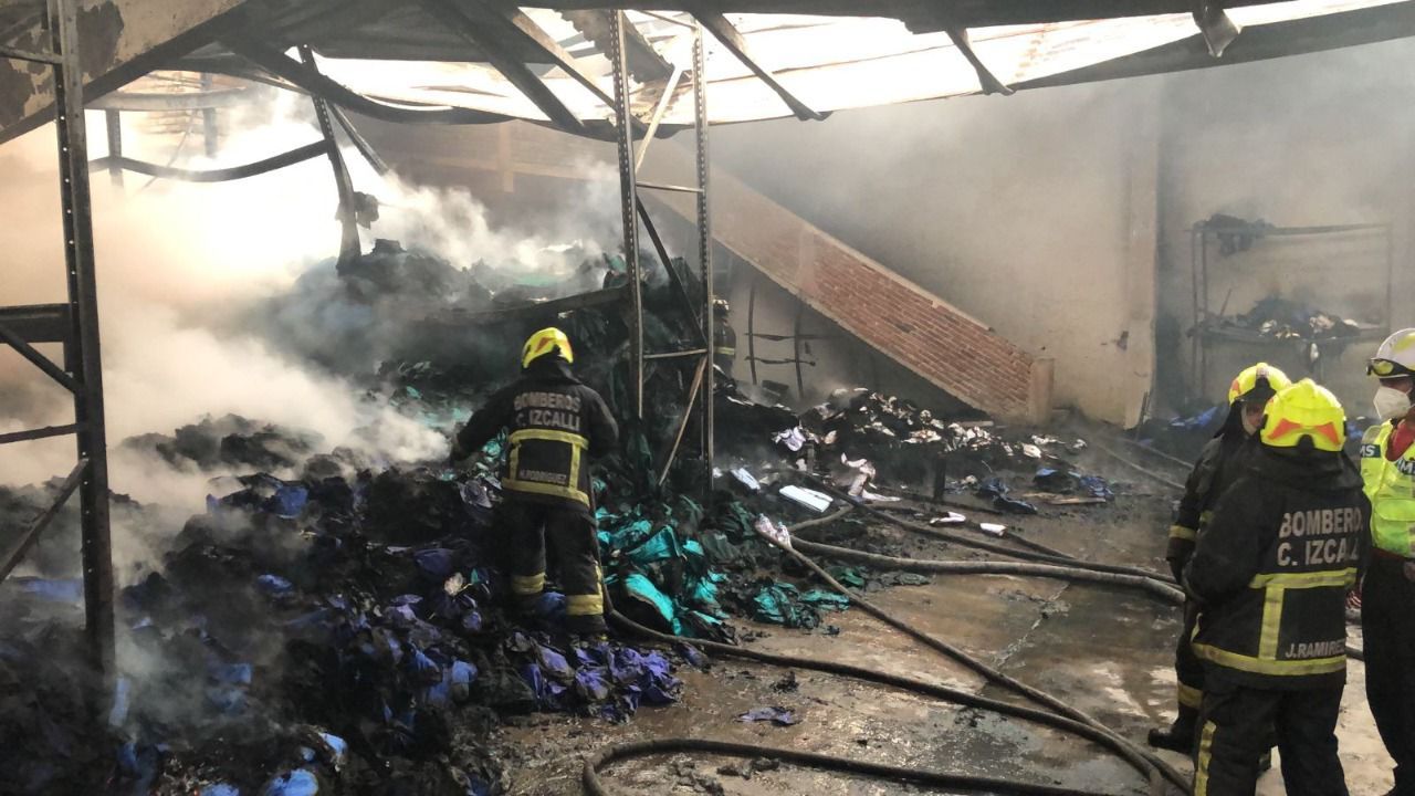 Vulcanos controlan incendio de fabrica de colchones y ropa en Tultitlán