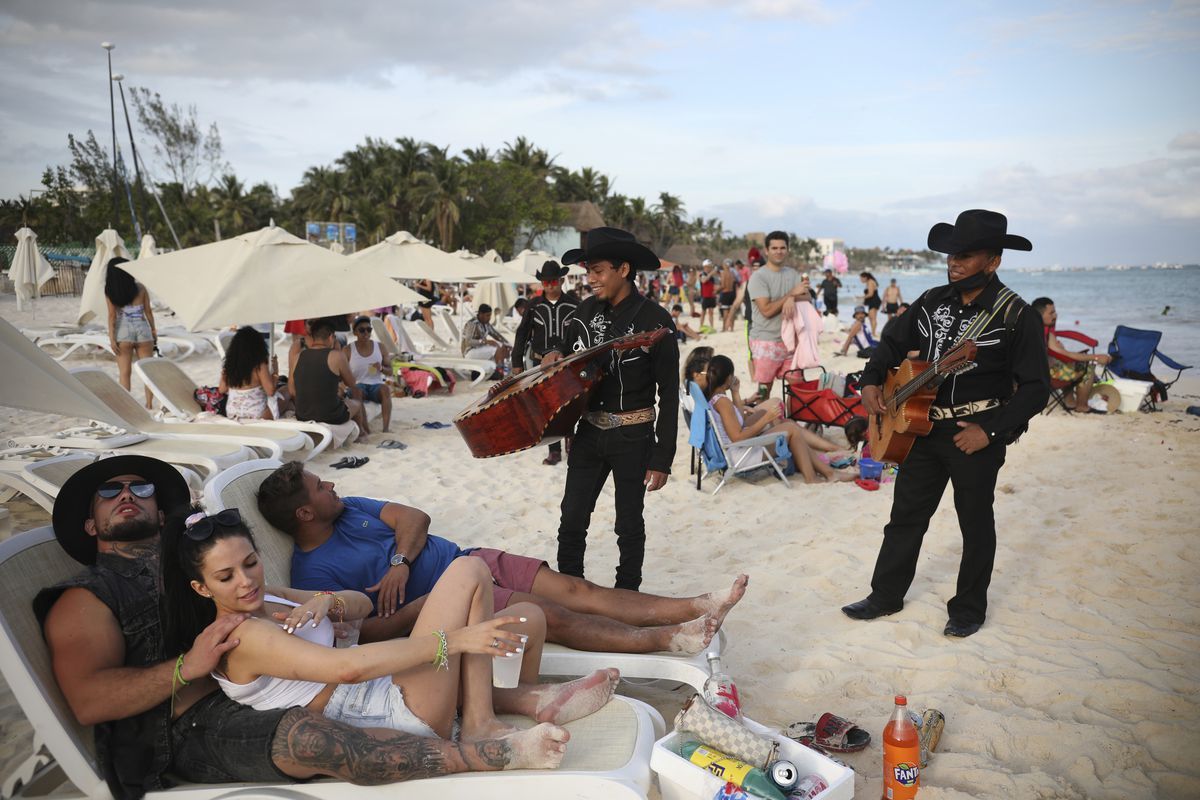 Ni el rebrote de Covid-19 los frena: turistas llenan playas de Acapulco