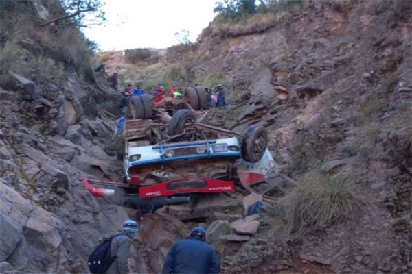 Autobús de pasajeros cae a un precipicio en Bolivia; 34 muertos y 10 heridos