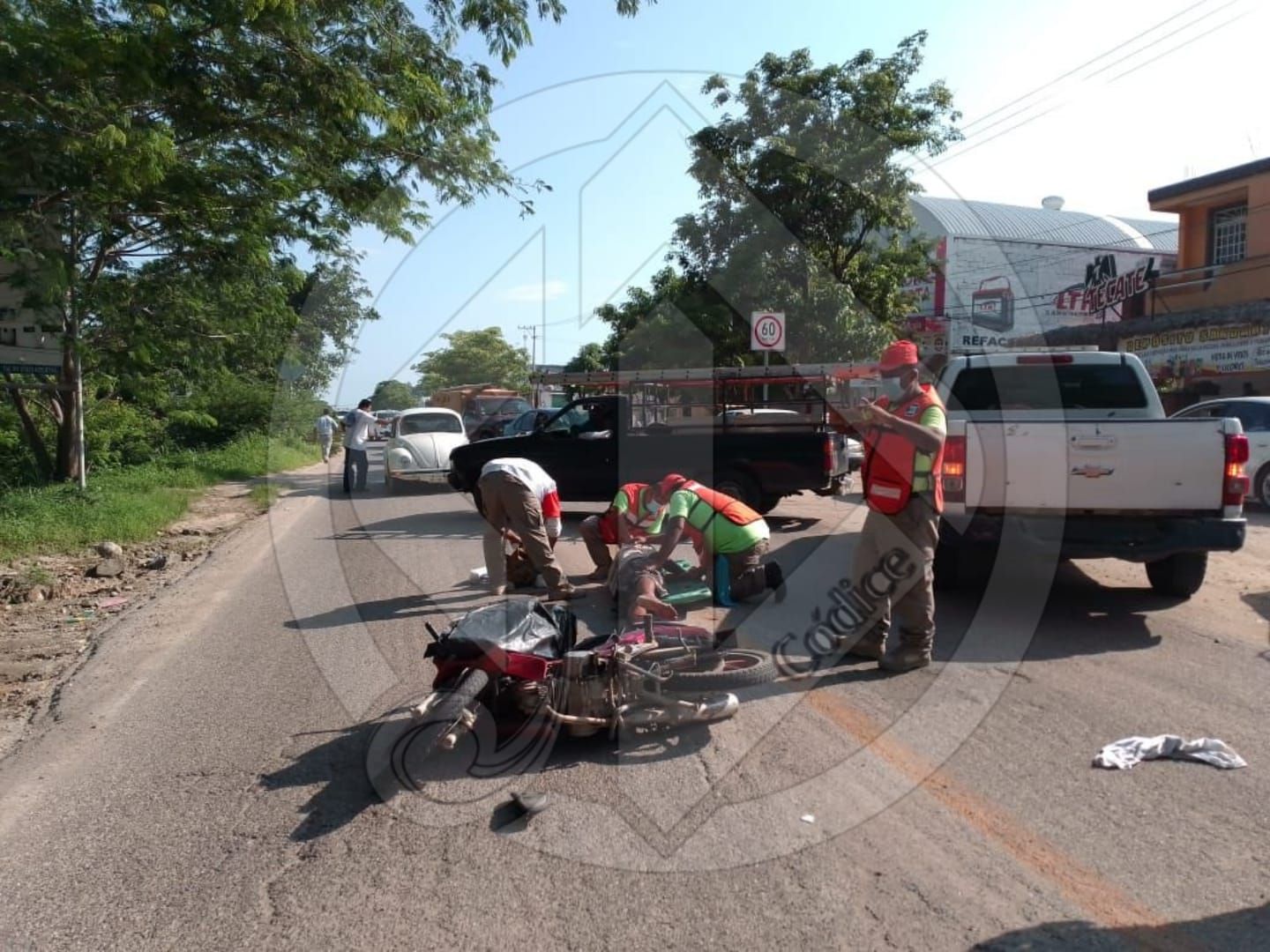 Dos hombres mal heridos deja choque entre dos motos en Técpan 
